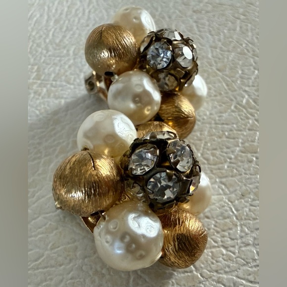 Lisner Gold & Faux Pearl Rhinestone cluster Vintage Flower Clip on Earrings - Picture 3 of 10